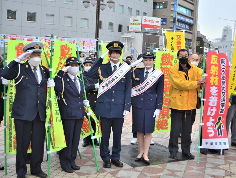 一日警察署長となり、JR船橋駅前で交通安全を呼び掛けた神尾楓珠さん(中央)ら=3日、船橋市