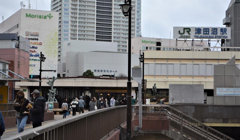 ＪＲ津田沼駅南口のモリシア津田沼と習志野文化ホール（中央）＝習志野市
