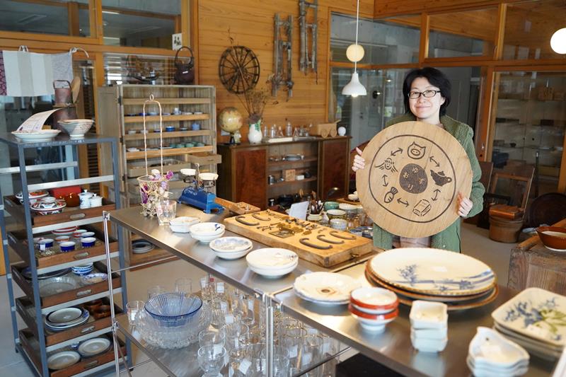 職員室を改装した古物販売スペースを手がける芦田さん=大多喜町の旧老川小