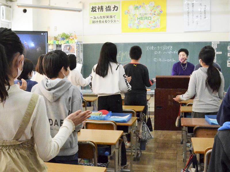子どもたちにゴスペルを教える山本愛さん（右奥）＝船橋市立若松小学校