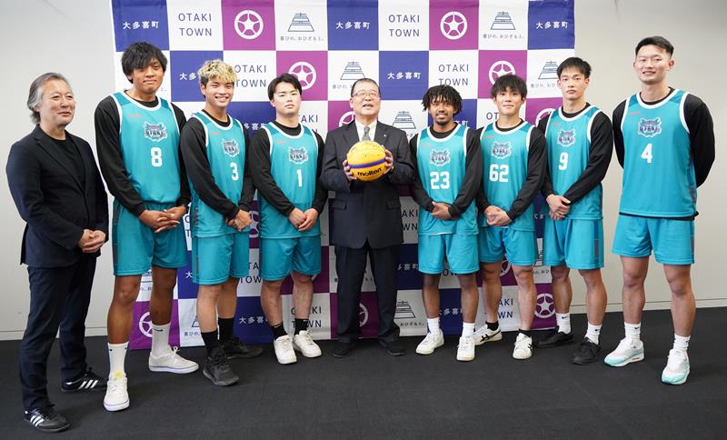 平林町長(中央)にチームの本格始動を報告する選手ら=大多喜町役場