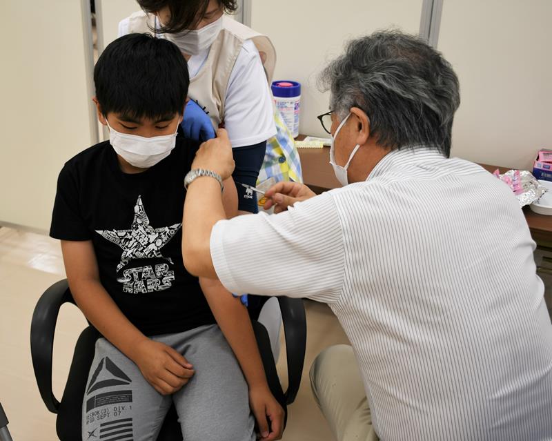 成田市の集団接種会場で新型コロナワクチンを受ける小学生＝８日