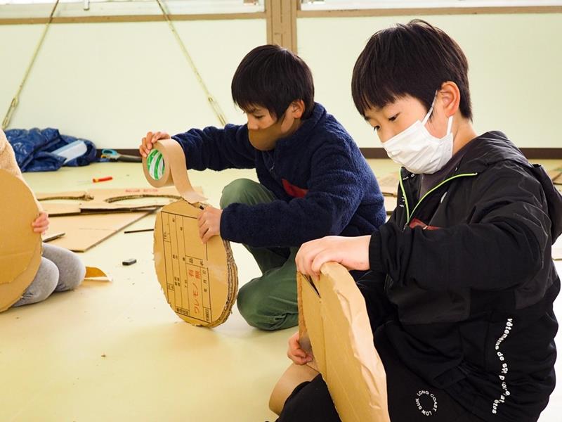 段ボールで車輪を作る参加者＝佐倉市（提供写真）