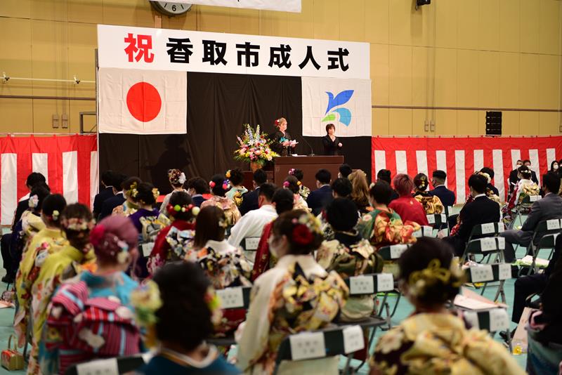 新型コロナの影響を受け4カ月遅れで開催された香取市の成人式。同市では大学進学などを機に若年層の転出が目立っている=昨年5月