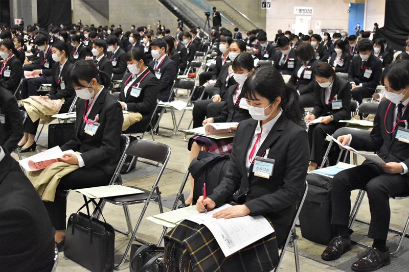 ３位のイオングループは本年度、グループ４９社計約３４００人の新入社員を迎えた＝４月１日、千葉市美浜区