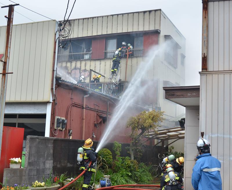 消火活動に当たる消防隊員ら＝１８日午後４時半ごろ、九十九里町片貝