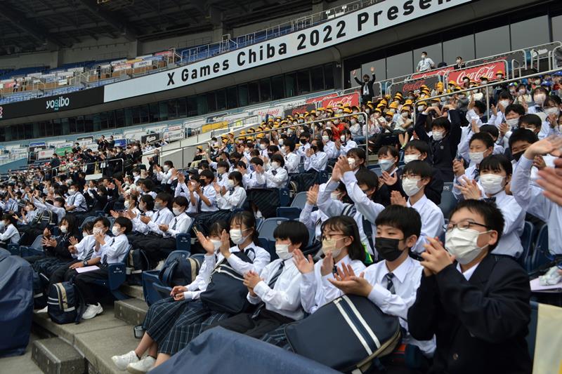 出場選手の練習を見学し、拍手を送る生徒ら＝２１日、千葉市美浜区のＺＯＺＯマリンスタジアム