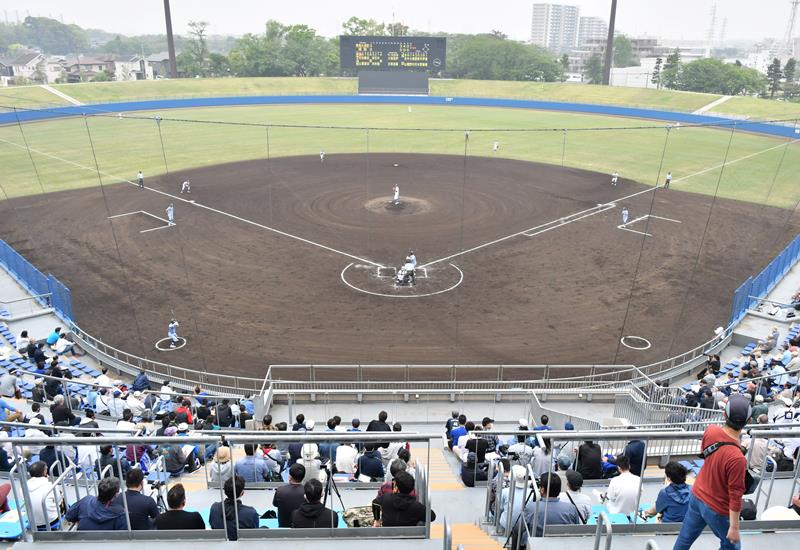 バックネット裏から試合を見つめる観客ら＝２３日、県総合ＳＣ