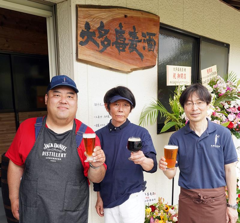 大多喜麦酒が入ったグラスを手にする(左から)高橋さん、宮崎さん、鈴木さん=大多喜町宇筒原