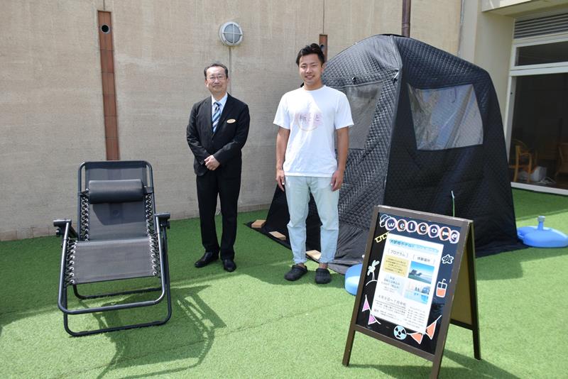 テントサウナを紹介するホテル総支配人の梅津さん（左）と望月さん＝銚子市