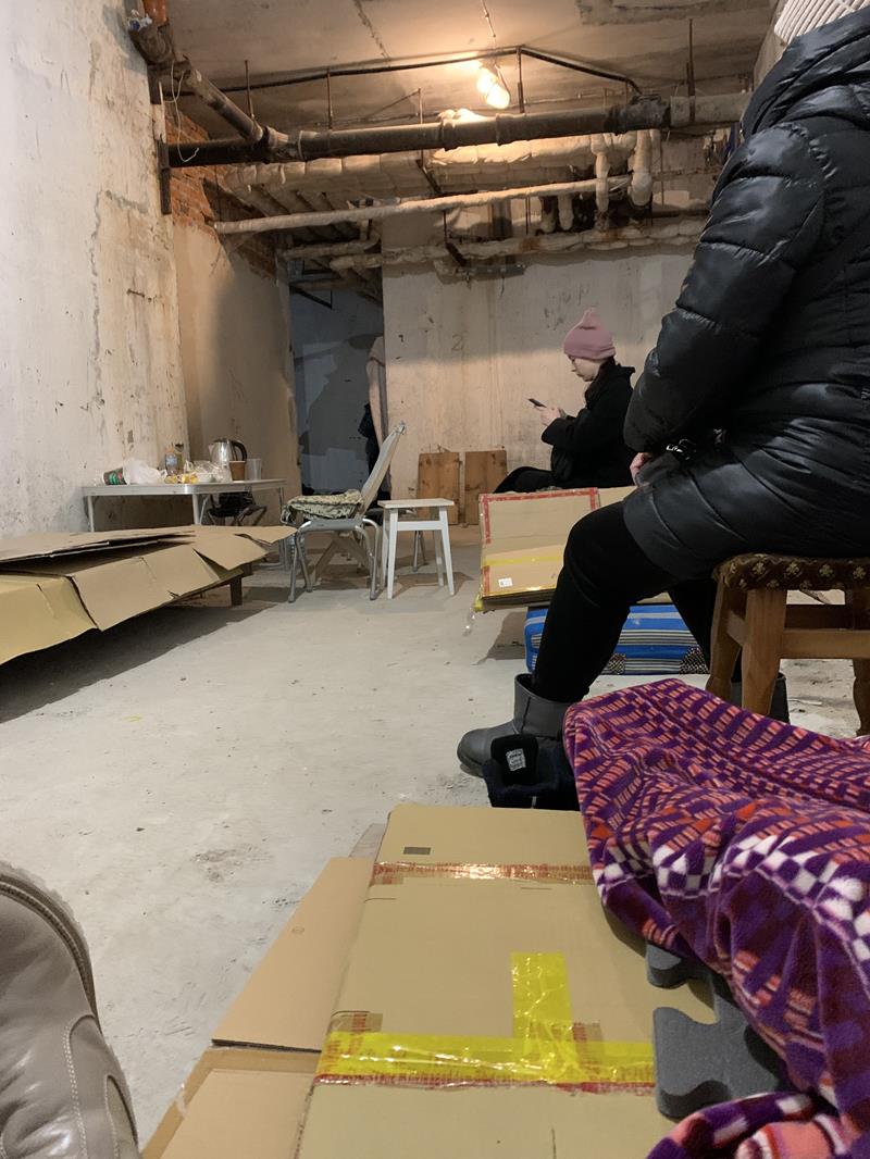 キーウのマンション地下室ではベッドの代わりに段ボールを敷き、寒さをしのいでいた（オルガさん提供）