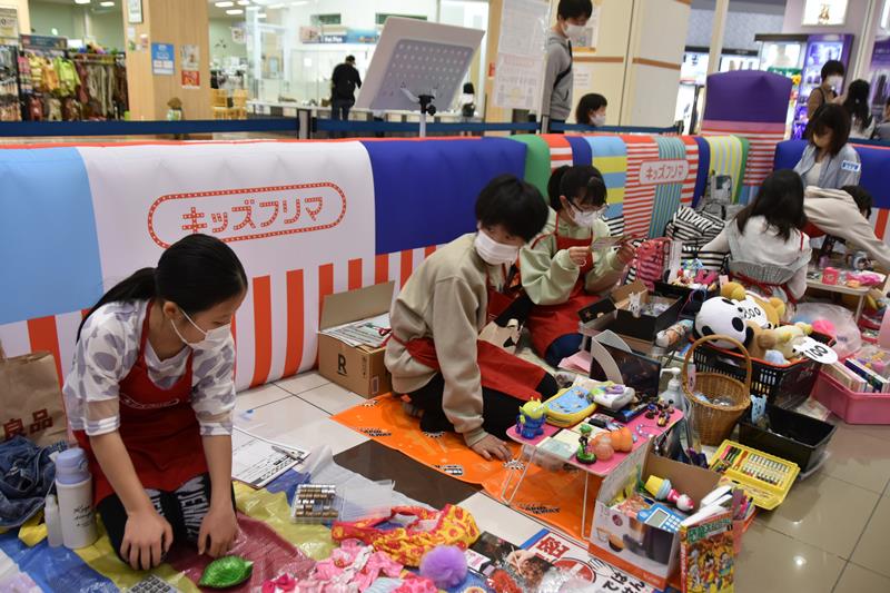 持ち込んだ玩具などを並べて出店の準備をする参加者＝２９日、八千代市