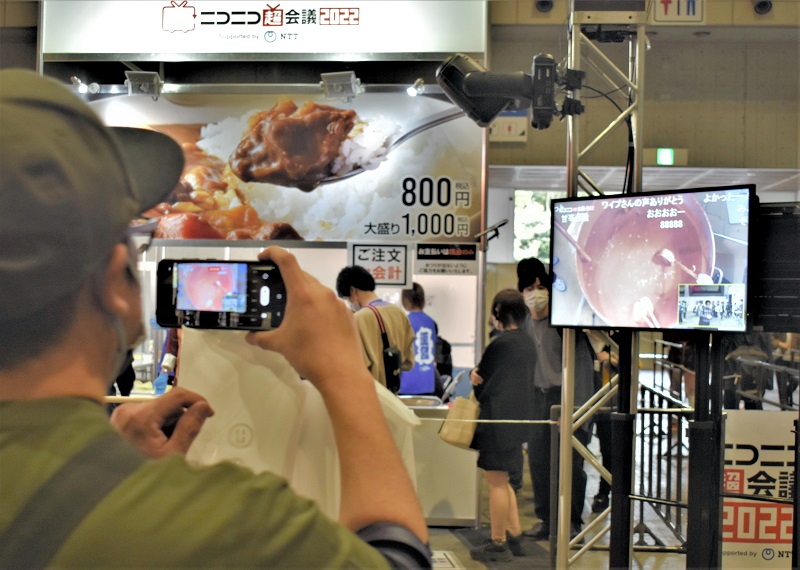 生配信の視聴者から具材のオーダーを受け付け、カレーを販売する「超フードコート」＝２９日、千葉市美浜区の幕張メッセ