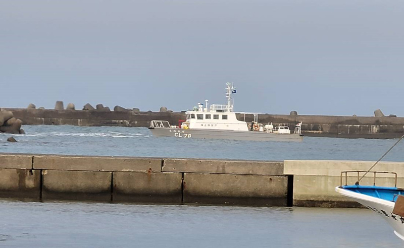 釣りをしていた男性が転落した外川漁港で、警戒監視に当たる海上保安庁の巡視艇=8日朝、銚子市(読者提供)