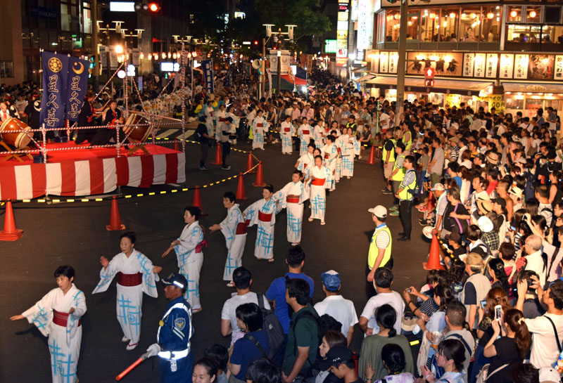 約２千人が練り歩いた「親子三代千葉おどり」＝千葉市中央区、２０１９年８月