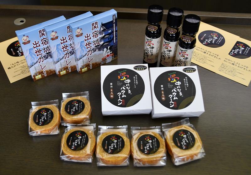 地元産しょうゆや牛乳を使った新商品＝野田市