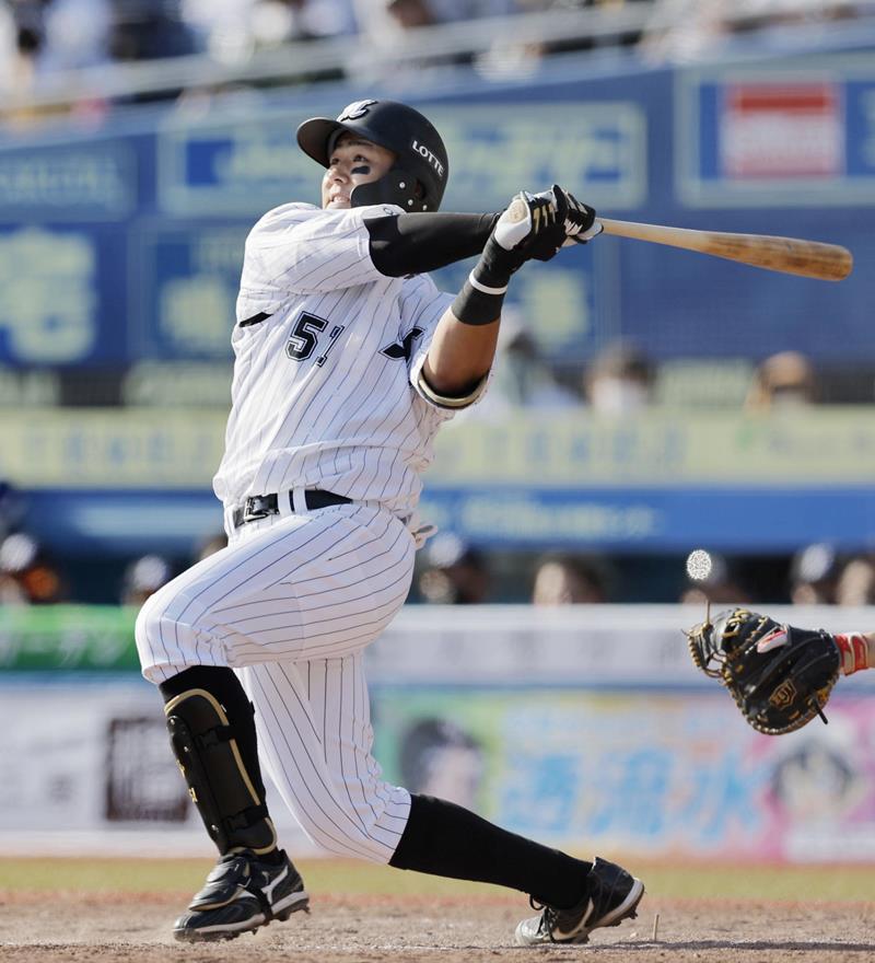 ５回千葉ロッテ２死三塁、山口が左越えに勝ち越しの２ランを放つ＝ＺＯＺＯマリン（共同）