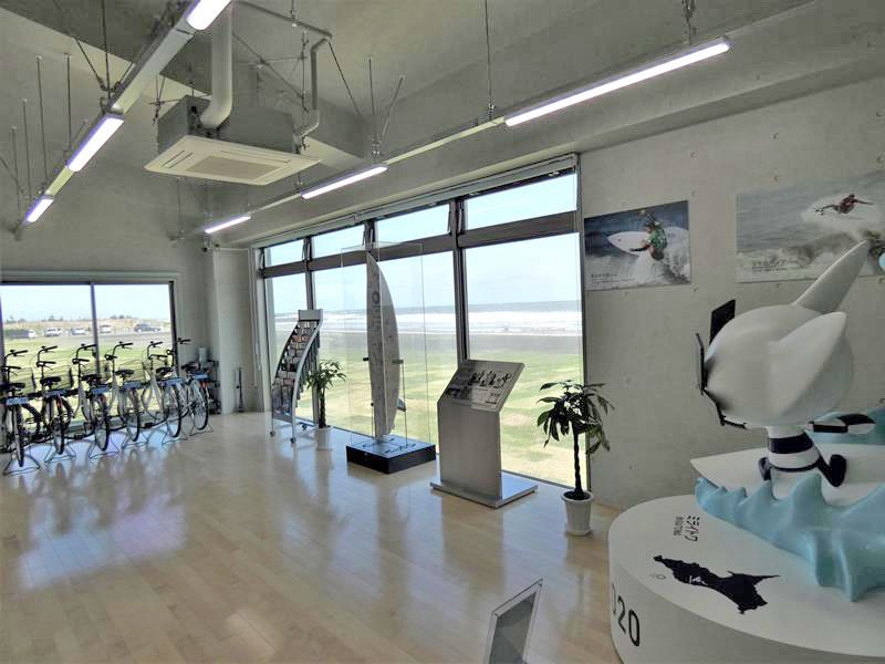 五輪出場選手のサイン入りサーフボードなどが展示されている観光案内所＝一宮町釣ケ崎海岸