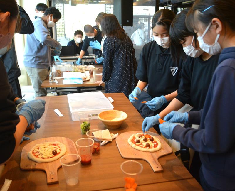 多彩なご当地食材を使ったピザ作りで、栄養や環境問題も学んだ中学生選手たち=船橋市
