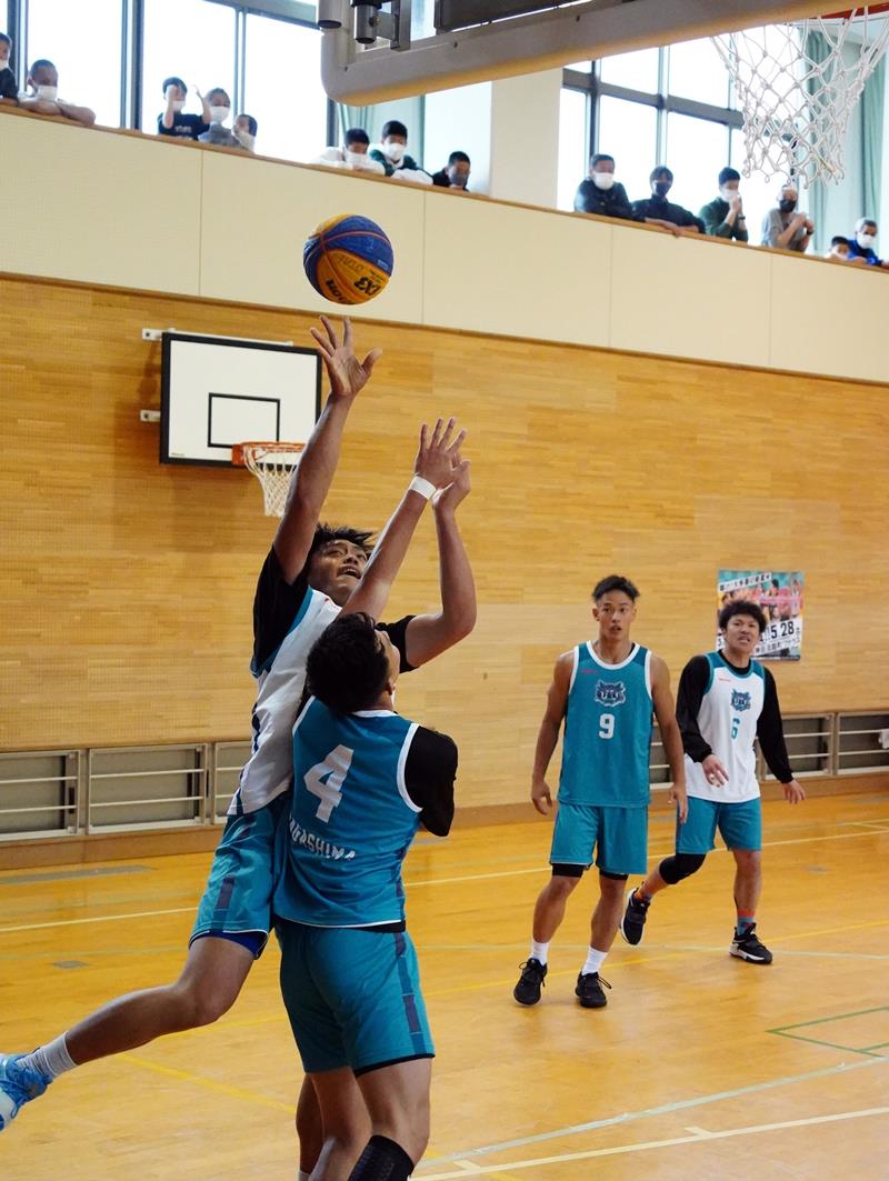 紅白戦でプレーを披露する選手たち