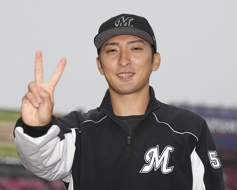 ２勝目を挙げ、笑顔でポーズをとる千葉ロッテ・河村＝楽天生命パーク（共同）