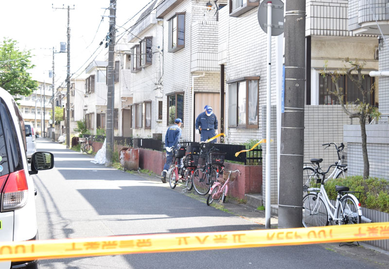 女性が刺されたとみられるアパートの現場を調べる警察官＝１１日午前９時半ごろ、市川市塩焼