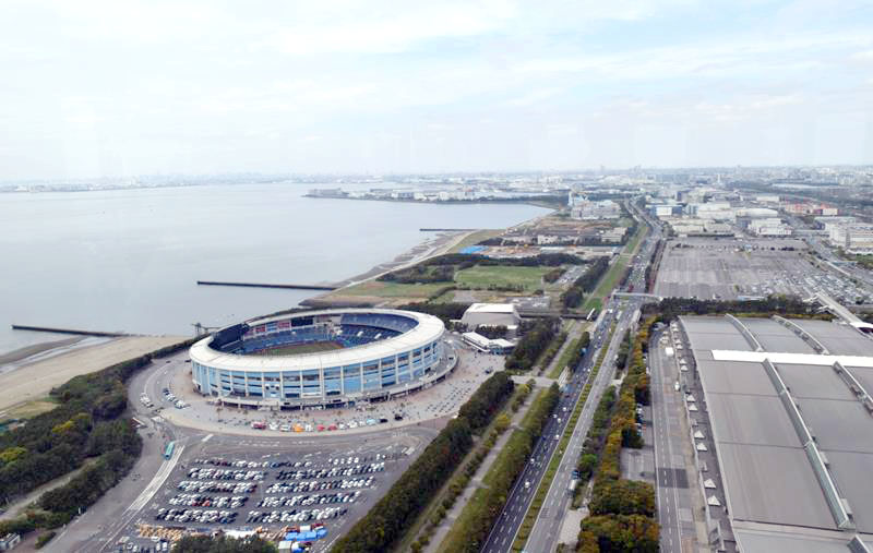 住民らが水族館の候補地として想定している県有地（ＺＯＺＯマリンスタジアムの奥）。右は幕張メッセと駐車場＝千葉市美浜区