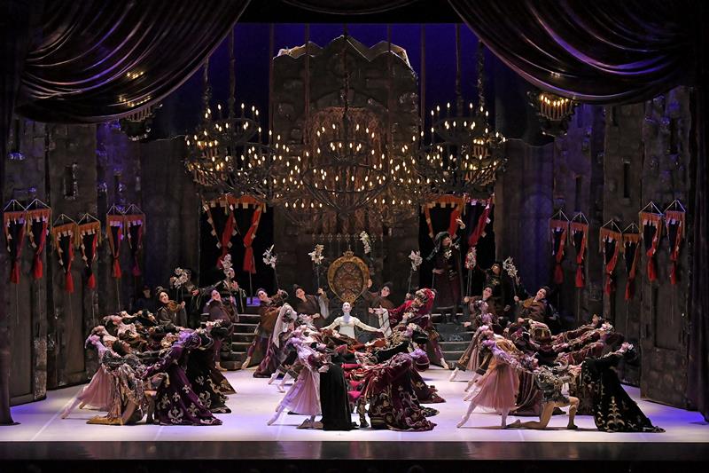 「ロミオとジュリエット」のワンシーン（松山バレエ団提供）