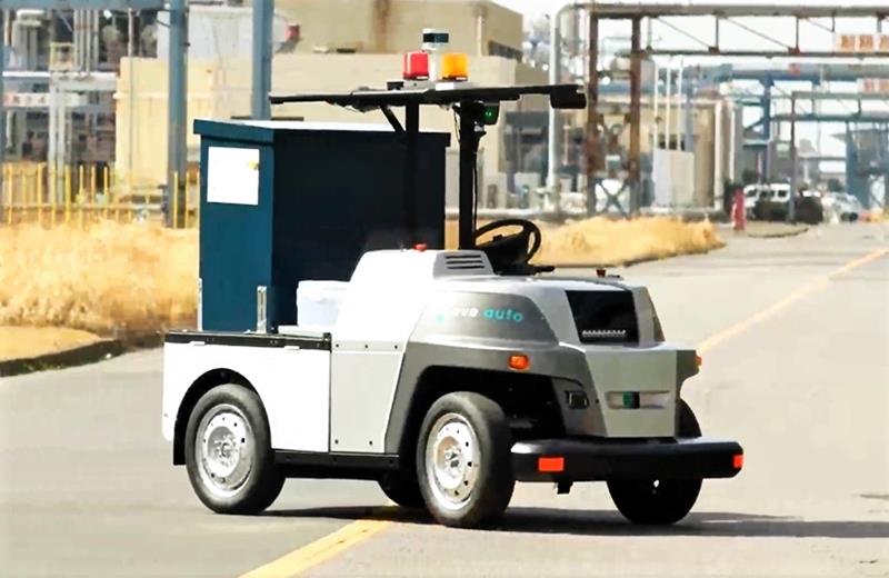 プライムポリマー姉崎工場内を自動運転で走行する「イヴオート」の車両(同社提供)