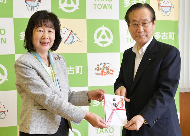 平山町長（左）に目録を手渡す小森理事長＝多古町