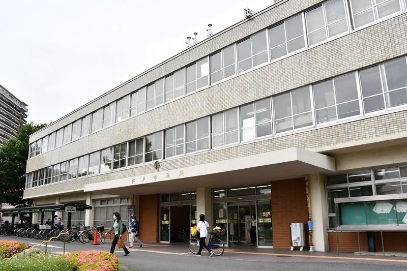 松戸市庁舎本館。５０万人近くの人口を抱える市は、１８年後に高齢化率が３０％を超えると見込まれている＝同市