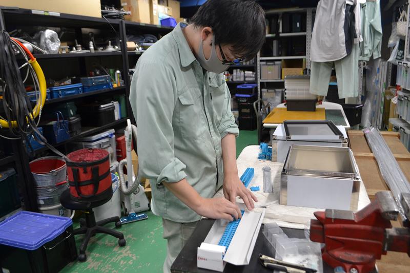 部品の組み立てを行う社員。装置の設計や製作まで同社で行う