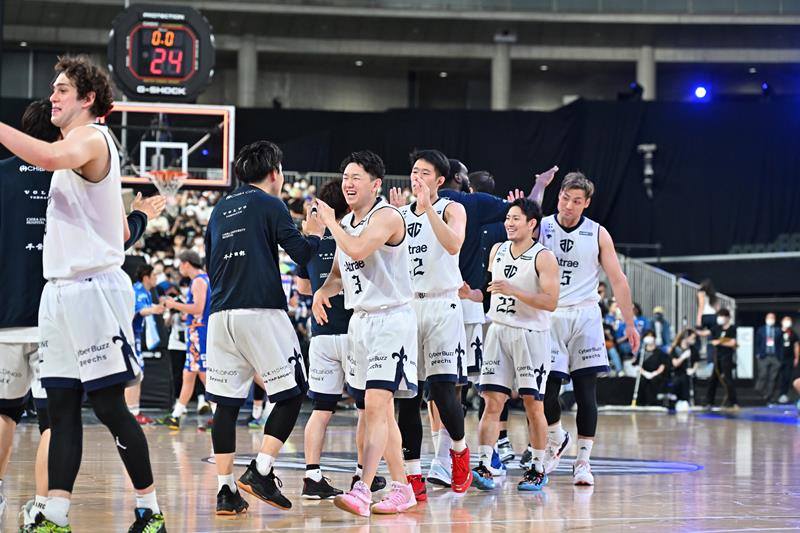 昇格を決め喜ぶA千葉の選手