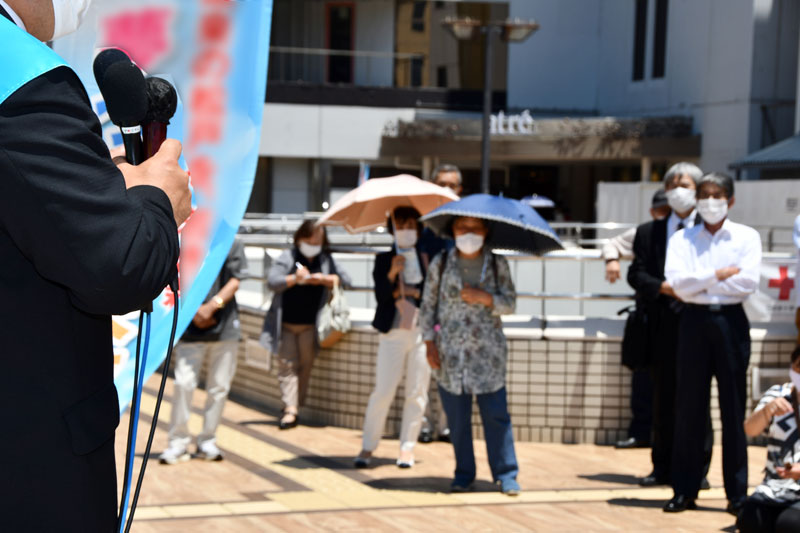 街頭で訴える候補者＝５月２９日、ＪＲ松戸駅前（写真は一部加工しています）