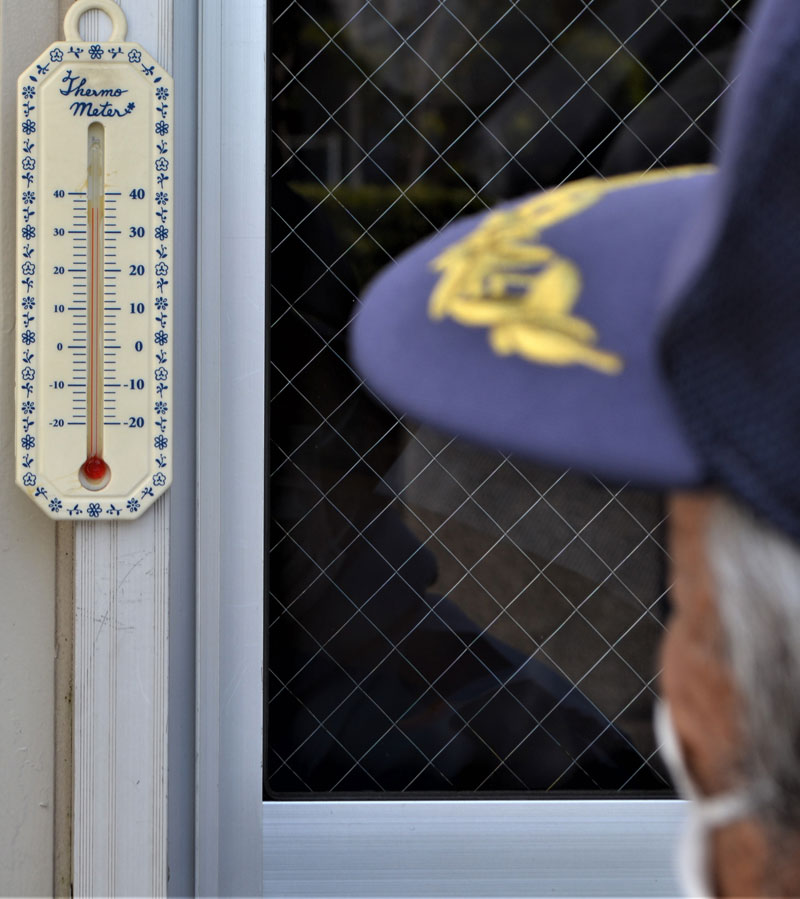 午後３時半すぎでも３６度付近を示す船橋市内の駐車場の気温計＝３０日