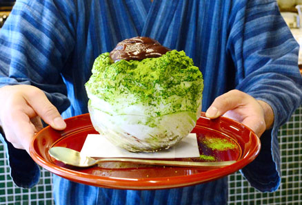 スタンプラリー参加店の一つ、茶屋花冠本店の「宇治金時の御氷」