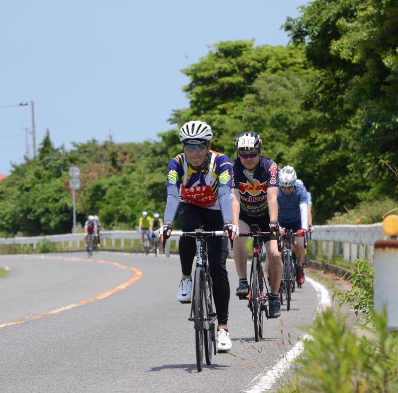 九十九里浜近くの道路を走る参加者ら＝横芝光町