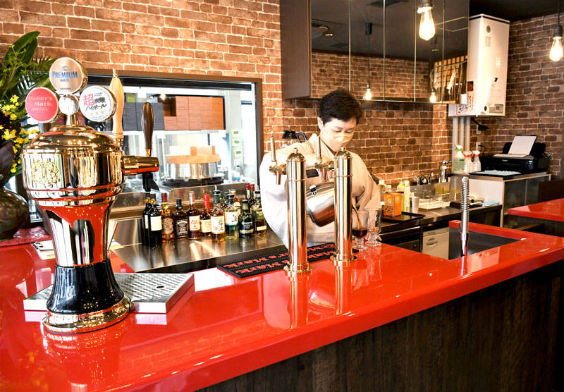 アイリッシュ・コーヒーなどアルコール飲料を作る洋風のカウンター