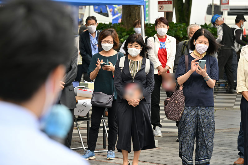 候補者の演説を聞く支持者ら＝２２日午前、千葉市中央区（画像一部加工）