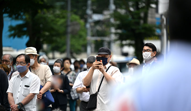 候補者の演説を聞く支持者ら＝２２日午前、千葉市中央区（画像一部加工）