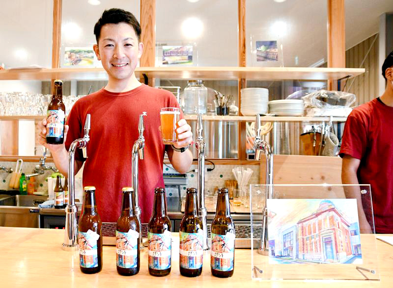 小江戸佐原ビールを手にする店長の小林さん＝香取市