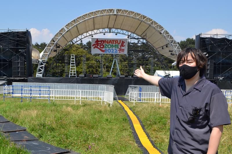 メインステージを紹介する渡辺実行委員長=1日、千葉市美浜区の幕張海浜公園