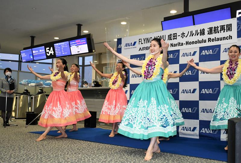 フライングホヌのハワイ便再開前に披露されたフラダンス