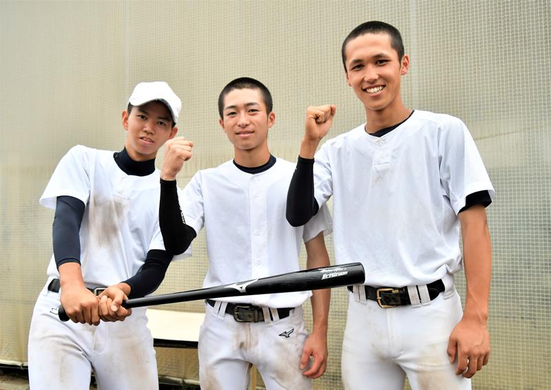 イチローさんが置いていったバットを手に、今夏の活躍を誓う千葉明徳ナイン（左から秋田、作田、広瀬）＝千葉市中央区