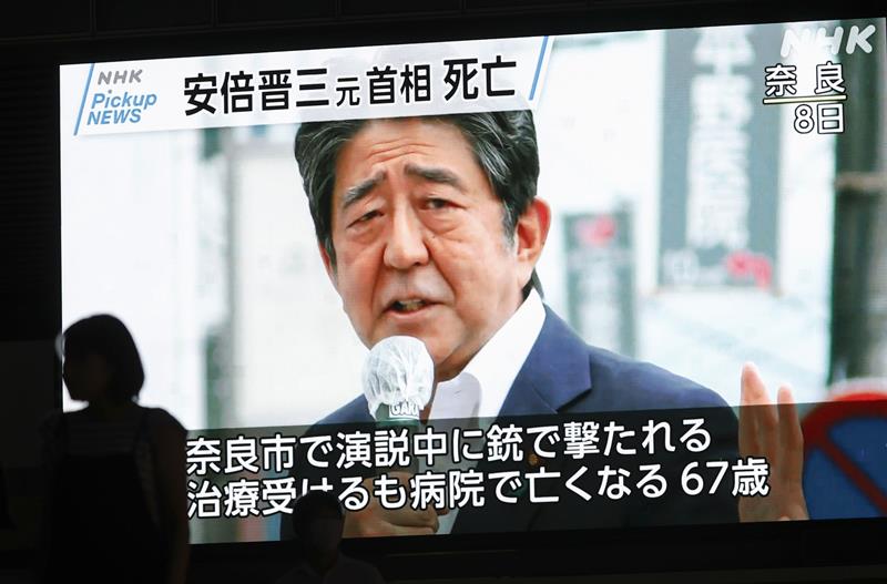 安倍元首相が銃撃され、死亡したことを伝える東京・秋葉原の大型モニター=8日午後7時21分 (共同)