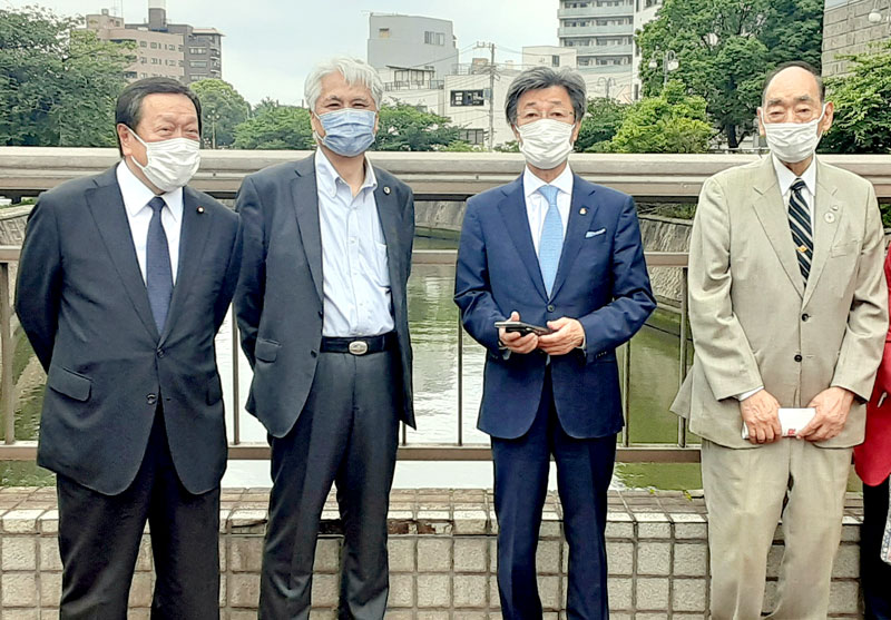 参院選の公示日に、県庁前で行われた臼井正一氏の街頭演説を見守った（右から）父で元法相の日出男氏、石井氏、富田氏、浜田氏＝６月２２日