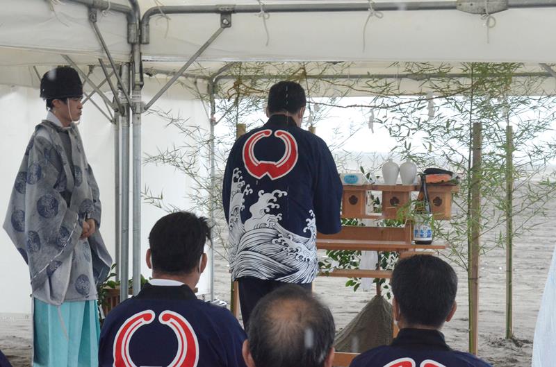 安全祈願祭で玉串をささげる参加者＝１５日、大網白里市