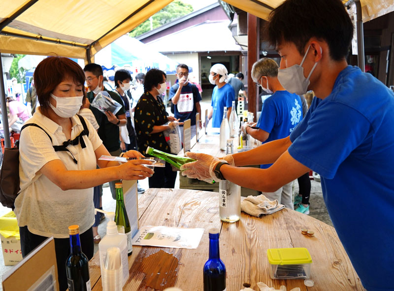 日本酒「ａｆｓ」の飲み比べが行われたイベント＝１７日、いすみ市の木戸泉酒造