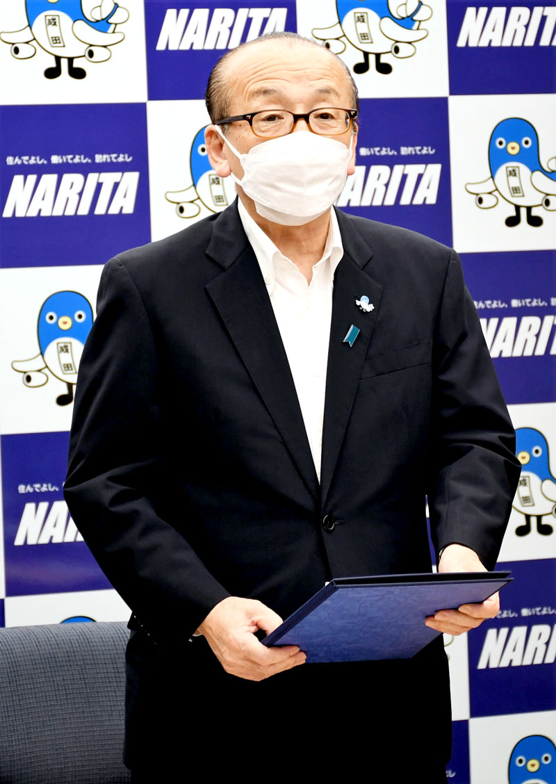 物価高騰対策事業について説明する小泉市長＝１５日、成田市役所