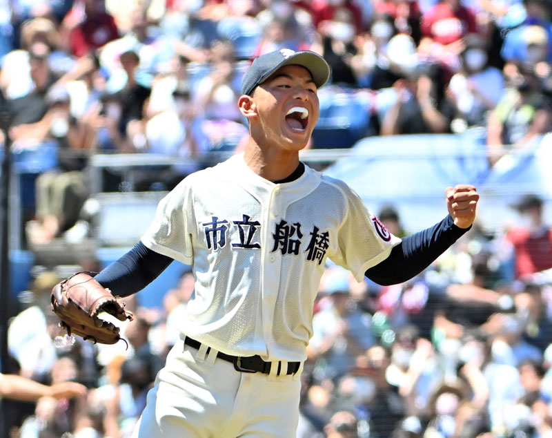 拓大紅陵―市船橋　決勝進出を決めガッツポーズする市船橋・森本哲星＝ＺＯＺＯマリン